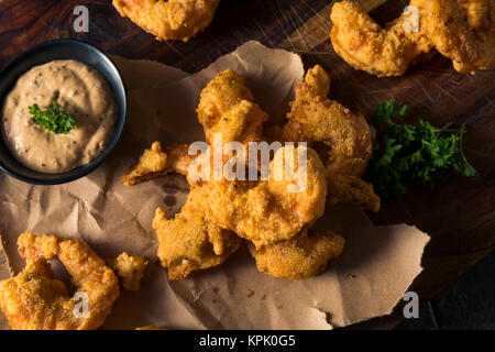 Sud maison Ramoulade avec crevettes Cajun frit Banque D'Images