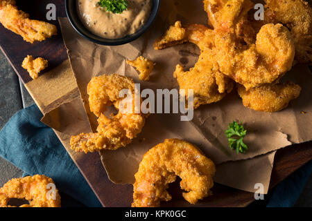 Sud maison Ramoulade avec crevettes Cajun frit Banque D'Images