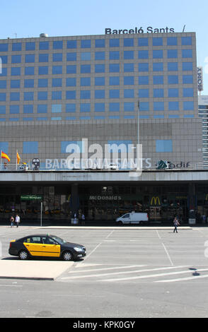 Skoda Auto taxi en stationnement de la gare de Sants, Barcelone, Espagne. Banque D'Images