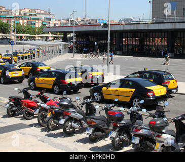 Skoda Auto taxi en stationnement de la gare de Sants avec Scooters, Barcelone, Espagne. Banque D'Images