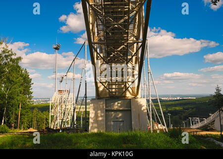 Des structures métalliques d'un grand saut à ski-off contre le ciel et nuages Banque D'Images