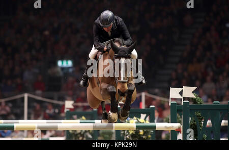 Britain's John Whitaker équitation Crumley participe à la Christmas Cracker pendant quatre jours de la London International Horse Show à l'Olympia de Londres. ASSOCIATION DE PRESSE Photo. Photo date : vendredi 15 décembre 2017. Voir PA story EQUESTRIAN Olympia. Crédit photo doit se lire : Steve Parsons/PA Wire Banque D'Images