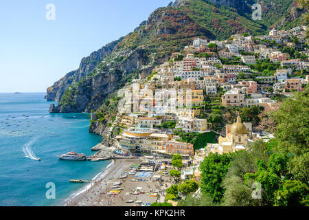 Belle Positano sur la côte amalfitaine dans le soleil. Banque D'Images