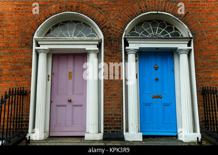 L'architecture géorgienne et peint chambre portes avec façade en briques rouges dans le centre-ville de Dublin, Dublin, Leinster, Irlande Banque D'Images