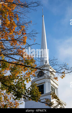 Stowe au Vermont l'église avec un grand clocher blanc et de l'horloge et le feuillage des arbres en automne couleurs ; Stowe, Vermont, United States of America Banque D'Images