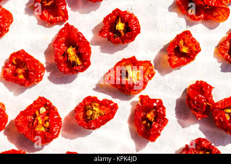 Close-up de tomates cerises séchées coupées en deux Banque D'Images