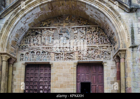 Détail de la façade de l'Abbaye de Sainte Foy dans le village médiéval de Conques région française de Midi Pyrénées Banque D'Images