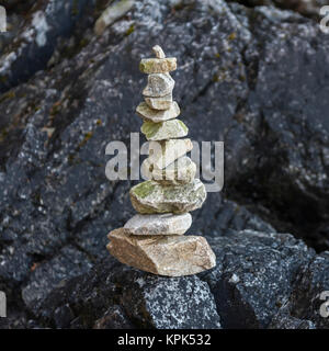 Un tas de roches en équilibre sur un rocher noir sur le Tonquin Beach, île de Vancouver, Colombie-Britannique, Canada Banque D'Images