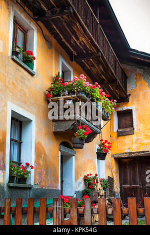 Bâtiment historique avec des pots de fleurs, Dolonne, près de Courmayeur, vallée d'aoste, Italie Banque D'Images