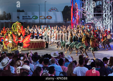 Les danseurs s'occupe d'un foule au Stampede de Calgary, Calgary, Alberta, Canada Banque D'Images