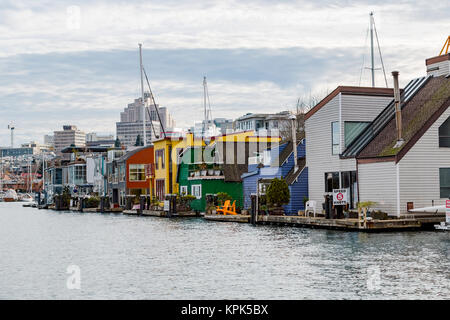 Le Fisherman's Wharf attraction touristique avec des maisons flottantes et location de chalets à Victoria Inner Harbour sur l'île de Vancouver Banque D'Images