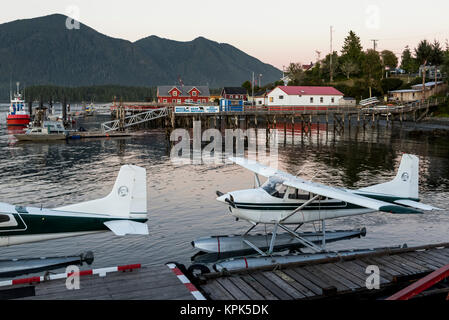 Hydravion amarré dans la baie Clayoquot au coucher du soleil sur le Pacifique, l'île de Vancouver, Tofino, Colombie-Britannique, Canada Banque D'Images