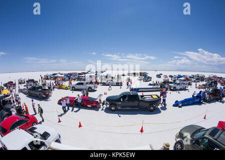 Différentes catégories de voitures sur la ligne de départ au stade de Bonneville Salt Flats pour tentative de records de vitesse lors de la semaine de vitesse de Bonneville 2017 Banque D'Images