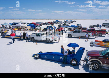 Différentes catégories de voitures sur la ligne de départ au stade de Bonneville Salt Flats pour tentative de records de vitesse lors de la semaine de vitesse de Bonneville 2017 Banque D'Images