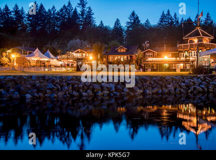 Le site du patrimoine touristique attraction Union Steamship Building à Snug Cove, Bowen Island est illuminé la nuit accueillant les touristes au restaurant, s... Banque D'Images