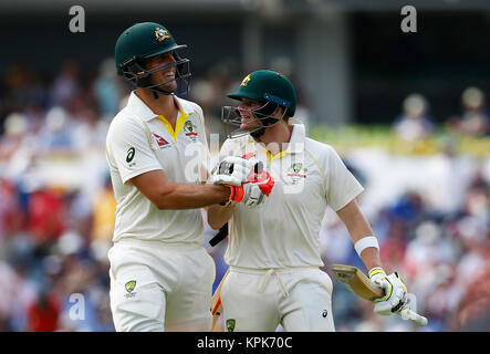 L'Australie est à l'arrêt des promenades Marais Mitchell plateau avec Steve Smith au cours de la troisième journée de la cendre test match au WACA Ground, Perth. Banque D'Images