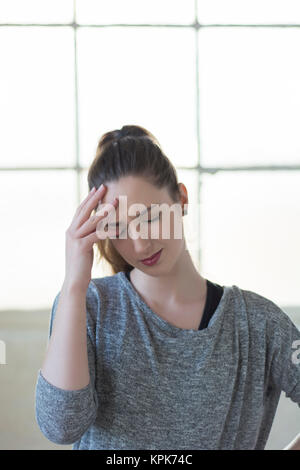 Jeune femme en colère hand on head Banque D'Images