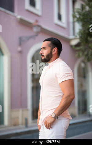 Portrait d'un bel homme barbu à l'écart de la pensée Banque D'Images