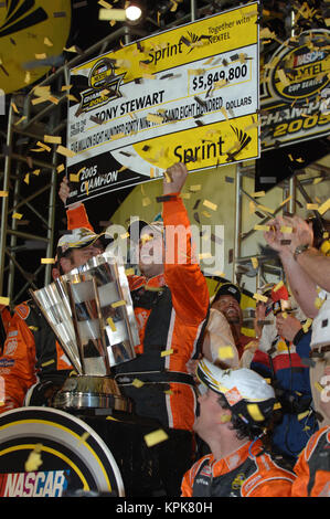 HOMESTEAD, FLORIDE - ARCHIVE PHOTOS : pilote de NASCAR Tony Stewart a frappé et tué un autre conducteur qui se promenait sur une plage pendant un circuit dans le nord de New York, les autorités ont déclaré qu'au début le dimanche. Orig Photo prise 2005-2010 Homestead-Miami Speedway sur à Homestead, Floride Personnes : Tony Stewart Banque D'Images