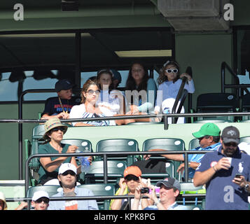 KEY BISCAYNE, Floride - 25 mars : Serena Willaims Angelique Kerber défaites de l'Allemagne lors de leur match au jour 9 de l'Open Sony à Carndon Park Tennis Center le 25 mars 2014 à Key Biscayne, Floride Personnes : Mirka Federer Federer  Charlene Riva Myléna Rose Federer Banque D'Images