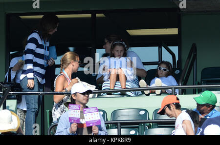 KEY BISCAYNE, Floride - 25 mars : Serena Willaims Angelique Kerber défaites de l'Allemagne lors de leur match au jour 9 de l'Open Sony à Carndon Park Tennis Center le 25 mars 2014 à Key Biscayne, Floride Personnes : Mirka Federer Federer  Charlene Riva Myléna Rose Federer Banque D'Images