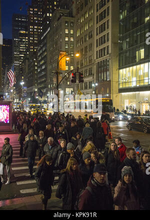 Au cours de la saison de Noël dans les rues de Manhattan sont très occupé jour et nuit. 5e Avenue à la 42e Rue à midtown Manhatrtan, NYC. Banque D'Images