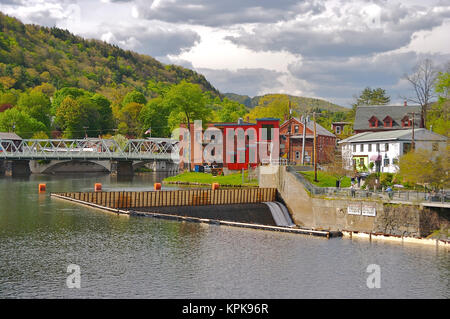 USA, Massachusetts, à Shelburne Falls. À la recherche sur le barrage hydroélectrique, à l'égard de l'ensemble des bâtiments du village de Shelburne la rivière Deerfield Banque D'Images