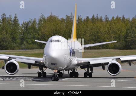 POLAR AIR CARGO Boeing 747-8F N851GT SUR LE POINT DE DÉPART D'Anchorage. Banque D'Images