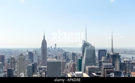 NEW YORK CITY - 12 juillet : vue sur Manhattan du Rockefeller Center plate-forme d'observation le 12 juillet 2012 à New York. Manhattan est une des principales activités commerciales, de l'éco Banque D'Images