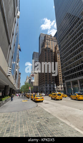 NEW YORK CITY - 12 juillet : le taxi à la sixième avenue le 12 juillet 2012 à New York. La sixième Avenue est une artère principale à New York City's borough de Manhat Banque D'Images