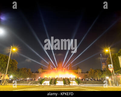 Scène de Palais National et le Montjuich Fontaine Magique de nuit à Barcelone, Espagne Banque D'Images