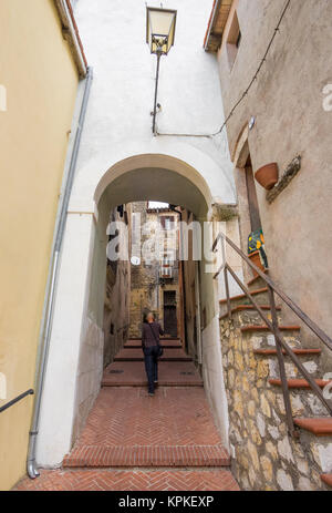 Castelnuovo di Farfa, Italie - une très petite ville médiévale dans la province de Rieti, région du Latium, en Italie centrale, avec l'agréable centre historique en pierre Banque D'Images