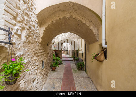 Castelnuovo di Farfa, Italie - une très petite ville médiévale dans la province de Rieti, région du Latium, en Italie centrale, avec l'agréable centre historique en pierre Banque D'Images