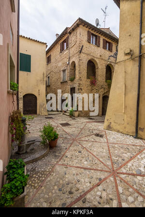 Castelnuovo di Farfa, Italie - une très petite ville médiévale dans la province de Rieti, région du Latium, en Italie centrale, avec l'agréable centre historique en pierre Banque D'Images