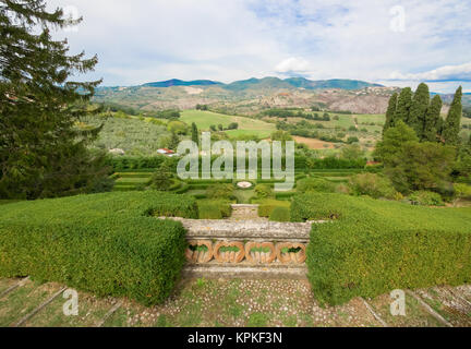 Castelnuovo di Farfa, Italie - une très petite ville médiévale dans la province de Rieti, région du Latium, en Italie centrale, avec l'agréable centre historique en pierre Banque D'Images