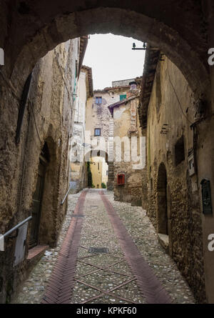 Castelnuovo di Farfa, Italie - une très petite ville médiévale dans la province de Rieti, région du Latium, en Italie centrale, avec l'agréable centre historique en pierre Banque D'Images