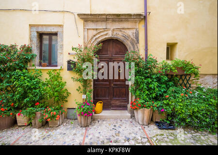 Castelnuovo di Farfa, Italie - une très petite ville médiévale dans la province de Rieti, région du Latium, en Italie centrale, avec l'agréable centre historique en pierre Banque D'Images