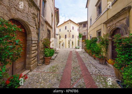 Castelnuovo di Farfa, Italie - une très petite ville médiévale dans la province de Rieti, région du Latium, en Italie centrale, avec l'agréable centre historique en pierre Banque D'Images