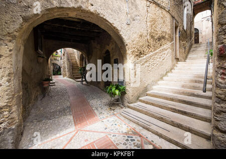 Castelnuovo di Farfa, Italie - une très petite ville médiévale dans la province de Rieti, région du Latium, en Italie centrale, avec l'agréable centre historique en pierre Banque D'Images