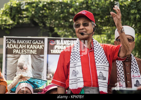 Kuala Lumpur, Malaisie. Le 15 décembre, 2017. Les manifestants dans les rues de Kuala Lumpur avec l'ancien premier ministre malaisien Mahathir Mohamad, en face de l'ambassade des Etats-Unis à Kuala Lumpur le 15 décembre 2017 Crédit : Ady Abd Ropha/Pacific Press/Alamy Live News Banque D'Images