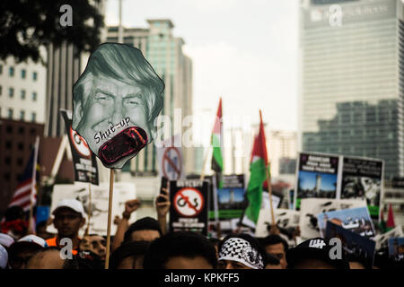 Kuala Lumpur, Malaisie. Le 15 décembre, 2017. Les manifestants dans les rues de Kuala Lumpur avec l'ancien premier ministre malaisien Mahathir Mohamad, en face de l'ambassade des Etats-Unis à Kuala Lumpur le 15 décembre 2017 Crédit : Ady Abd Ropha/Pacific Press/Alamy Live News Banque D'Images