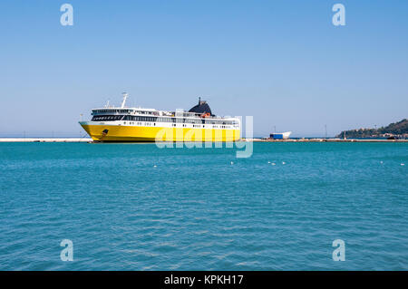 Bateau ferry dans le port de Zakynthos Banque D'Images