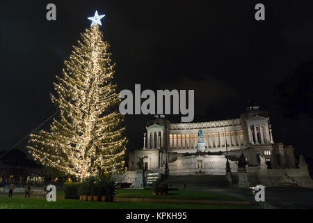 Rome, Italie - le 14 décembre 2017 : Piazza Venezia décoré de fête, avec l'arbre de Noël avec 800 balles d'argent, éclairée par des lumières DEL. Dans le backgrou Banque D'Images