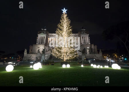 Rome, Italie - le 14 décembre 2017 : Piazza Venezia décoré de fête, avec l'arbre de Noël avec 800 balles d'argent, éclairée par des lumières DEL. Dans le backgrou Banque D'Images