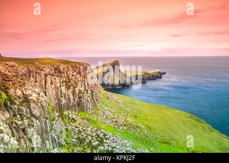 Neist point phare falaise avec en haut, situé dans l'île de Skye, highlands en Ecosse, Royaume-Uni au coucher du soleil. Neist Point est une très c Banque D'Images