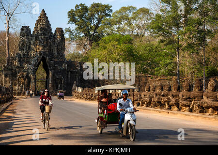 La circulation sur voie de la porte sud (avec ligne d'asuras (démons) sur la droite), Angkor Thom, Parc archéologique d'Angkor, Siem Reap, Cambodge Banque D'Images