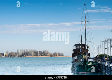 Port de Balatonfured et Lac Balaton avec bateaux, Hongrie Banque D'Images