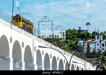 Les lecteurs de train le long des arches blanches distinctives de la Lapa Arches à Rio de Janeiro, Brésil Banque D'Images