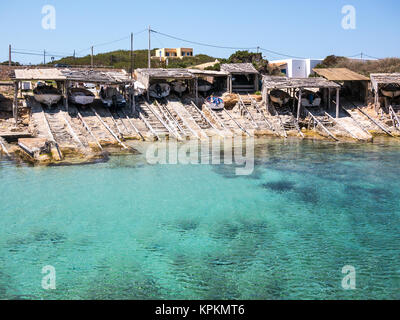 Dans le village de Es Calo, Formentera, bateaux restant dans le hangars à bateaux Banque D'Images