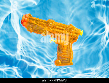 Squirt gun Orange flottant dans l'eau. Banque D'Images